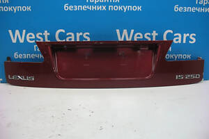 Б/в Накладка кришки багажника (панель підсвічування номера) на Lexus IS 2005-2012