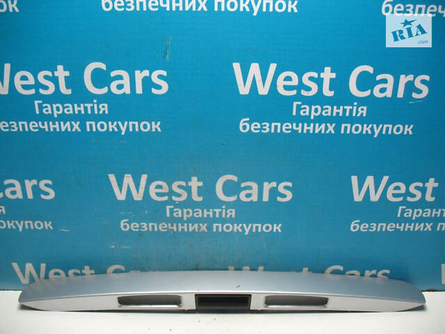 Б/в Накладка кришки багажника (панель підсвічування номера) сіра на Peugeot 207 2006-2009