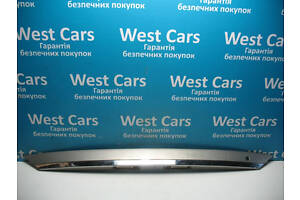 Б/в Накладка кришки багажника (панель підсвічування номера) сіра на SsangYong Rodius. Гарантія якості! 2004-2005