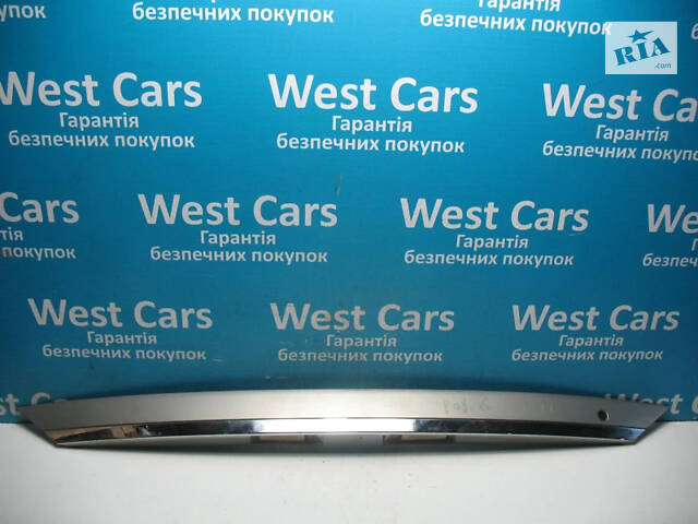 Б/в Накладка кришки багажника (панель підсвічування номера) сіра на SsangYong Rodius 2004-2005