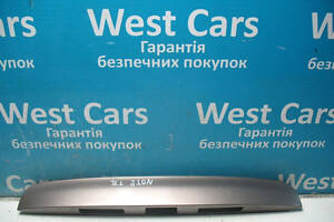 Б/в Накладка кришки багажника (підсвітки номера) сіра на Nissan Note 2006-2013