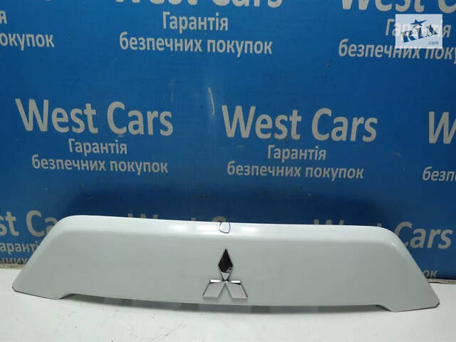 Б/в Накладка кришки багажника біла на Mitsubishi Outlander XL 2007-2012