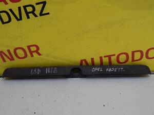 Б/в Накладка кришки багажника чорна хетчбек на Opel Kadett 1984-1991