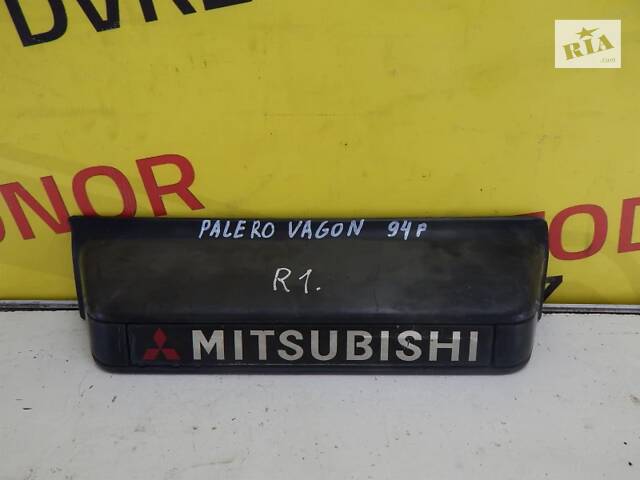 Б/в Накладка кришки багажника на Mitsubishi Pajero Wagon 1991-1997