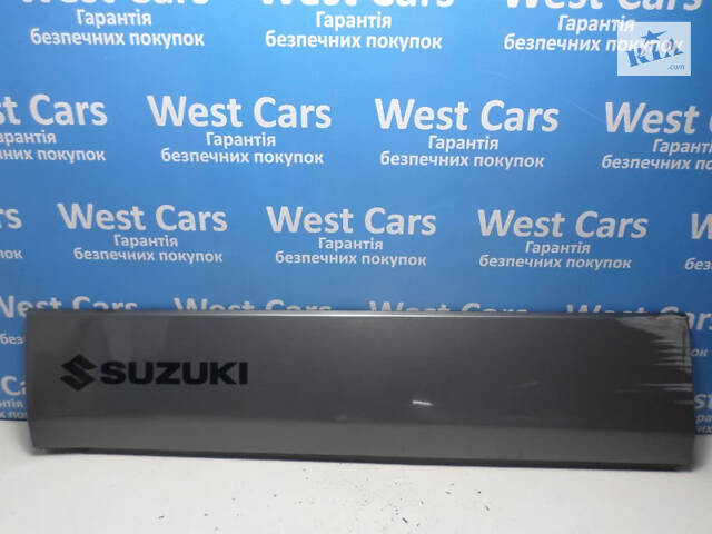 Б/в Накладка передніх лівих дверей сіра на Suzuki Grand Vitara 2005-2008