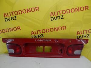 Б/в Накладка під номерний знак задній з ліхтарями червона (дефект) на Hyundai Lantra 1990-1995