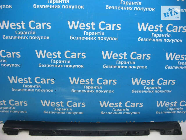 Б/в Накладка правого порогу зовнішня на Mercedes-Benz C-Class 2001-2007