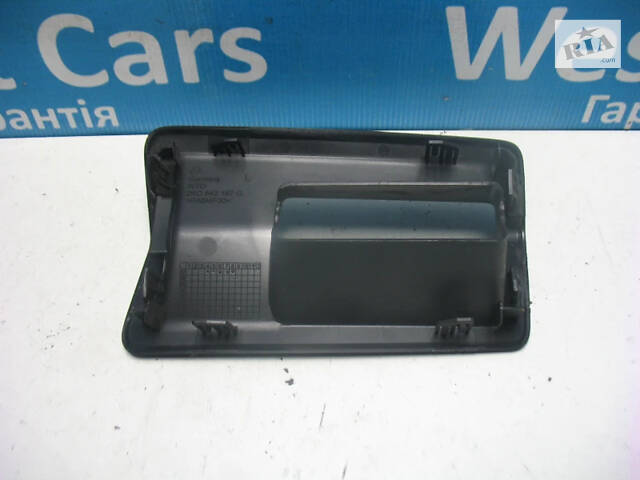 Б/в Накладка ручки дверей зсувної лівої на Volkswagen Caddy 2004-2010