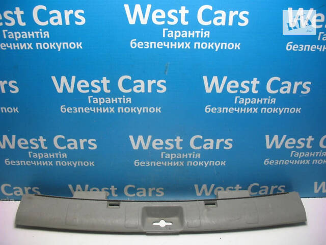Б/в Накладка замка багажника сіра на Nissan X-Trail 2001-2007