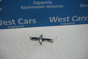 Б/в Обмежувач передніх правих дверей на Toyota Yaris 2011-