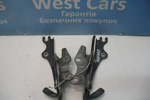 Б/в Петлі капоту комплект на Mazda 5 2005-2010