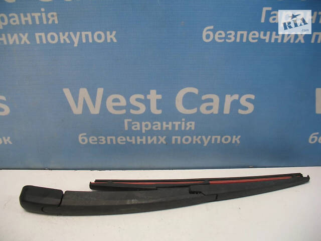 Б/в Склоочисник кришки багажника універсал на Toyota Avensis 2003-2008