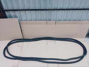 Б/у уплотнитель ПЕРЕДНИХ дверей для Opel Corsa D 3х дверная Опель Корса Д 2007-2014 13189011