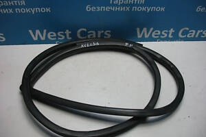 Б/в Ущільнювач передніх правих дверей на Toyota Avensis 2003-2008