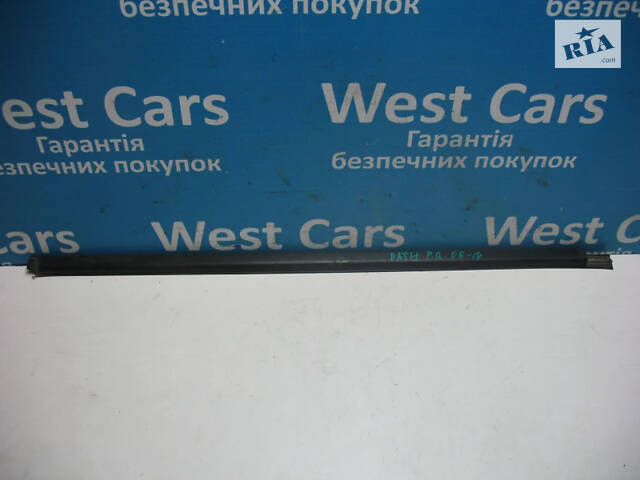 Б/в Ущільнювач скла передніх правих дверей на Nissan Pathfinder 2005-2014