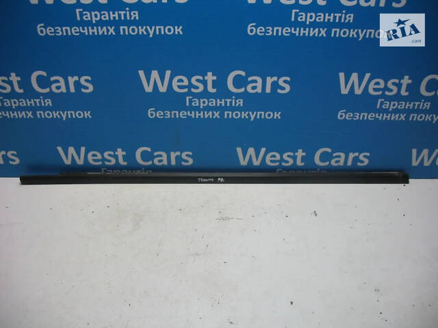 Б/в Ущільнювач скла передніх правих дверей на Nissan Terrano II 1996-2003