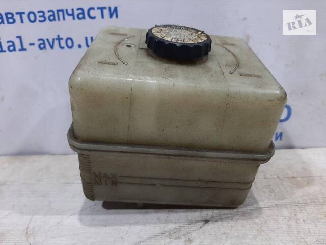 Бачок підкачки амортизатора Toyota Land Cruiser 100 1998 (б/у)