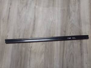 Бархотка скла передняя левая Skoda Octavia Tour, б/у.