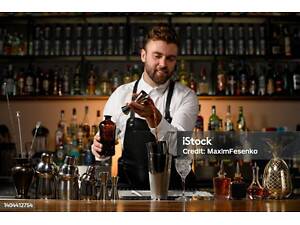 Бармен у кафе - бар