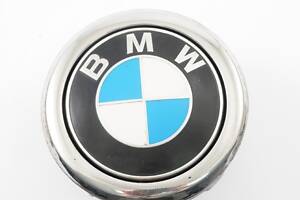 BMW F20 F21. Эмблема. Кнопка открывания дверей багажника