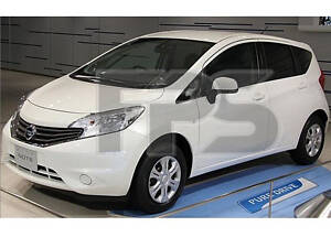 Боковое стекло передней двери Nissan Note '13- левое (XYG)