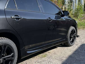 Боковые пороги (под покраску) для Toyota Corolla 2007-2013 гг.