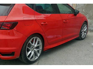 Боковые пороги Performance (черные) для Seat Leon 2013-2020 гг