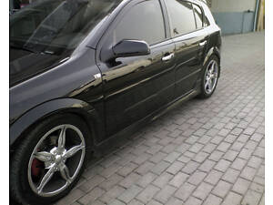 Боковые юбки HB (под покраску) для Opel Astra H 2004-2013 гг