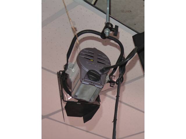 Телевізійне студійне світло FILMGEAR Tungsten Fresnel 300W - Фото 2