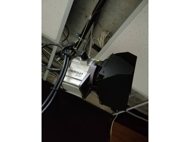 Телевізійне студійне світло FILMGEAR Tungsten Fresnel 300W - Фото 4