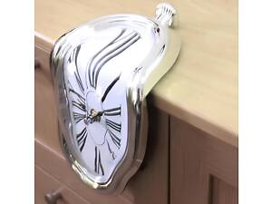 Часы Сальвадор Дали «Утекающее время» — настольные часы Постоянство памяти 18×12×5 см, стильный сюрреалистичный декор