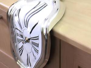 Часы Сальвадор Дали «Утекающее время» — настольные часы Постоянство памяти 18×12×5 см, стильный сюрреалистичный декор