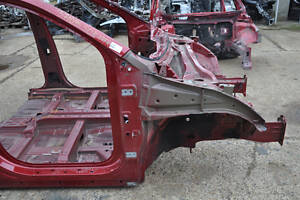 Четверть передняя правая Kia Sorento 16-20 красная, с центральной стойкой, тычки, вмятины