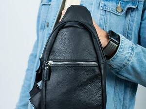 Мужская сумка-слинг из натуральной кожи, сумка через плечо SL016 (черная)