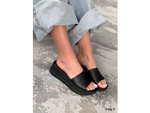 Черные шлепанцы на платформе из натуральной кожи.