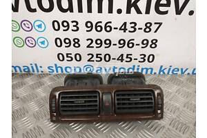 Дефлектори в торпедо центральні (під дерево) MR572182 Mitsubishi Galant 8 1996-2081