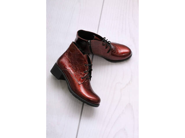 Демисезонные яркие лаковые ботинки на широком каблуке. - Фото 1