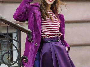 Дизайнерська спідниця в довжині міді, з кишенями.