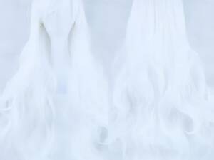 Довга біла перука RESTEQ 80 см - хвилясте синтетичне волосся для косплея, аніме, фотосесій і вечірок, стильна перука з натуральним