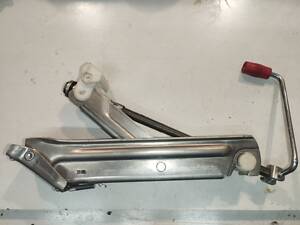 Домкрат для Mercedes C-Class W203 оригинал 2035830315