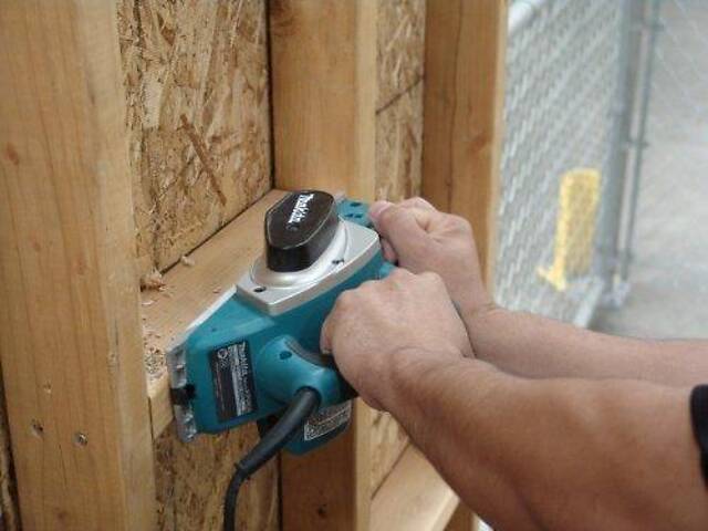 Електричний ручний рубанок (фуганок) MAKITA KP0800 : 620 Вт, ширина 82мм, глибина 2.5мм, 2.6 кг (електрорубанок) - Фото 8