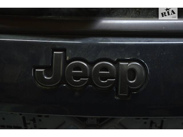 Эмблема двери багажника Jeep Compass 17- серая 68370909AA