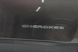 Емблема передніх (правих/лівих) дверей CHEROKEE для Jeep Cherokee Limited 2014-2018 (68102400AA)