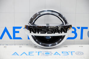 Эмблема передняя решетки радиатора Nissan Rogue 14-16 под камеру новый OEM оригинал