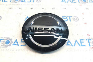 Эмблема передняя решетки радиатора Nissan Rogue 17- круглая, под радар новый OEM оригинал