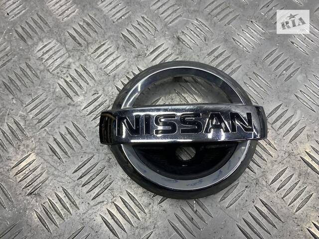 Эмблема решетки радиатора для Nissan Rogue T32 (2013-2021) б/у