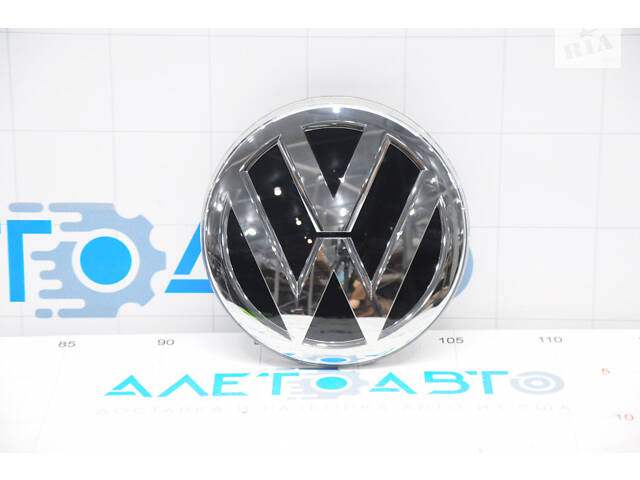 Емблема решітки радіатора VW Jetta 19- під дистронік новий OEM оригінал