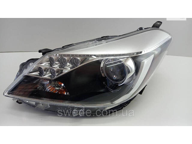 Фара левая Toyota Auris 2013 8115002K30
