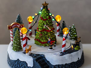 Фигурка Новогодняя карусель с подсветкой и музыкой Елка 21х18 см работает от батареек 16026-004