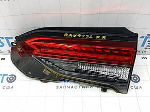 Фонарь внутренний дверь багажника правый Toyota Rav4 19-24 Japan built